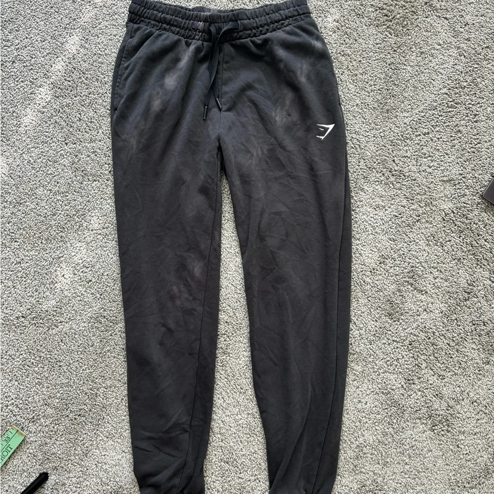 Black gymshark crest joggers‎